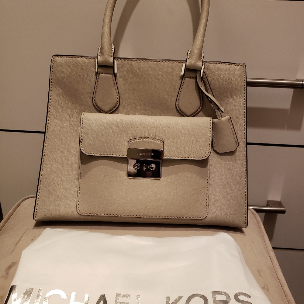 100% - Authentic Beautiful Michael Kors bag